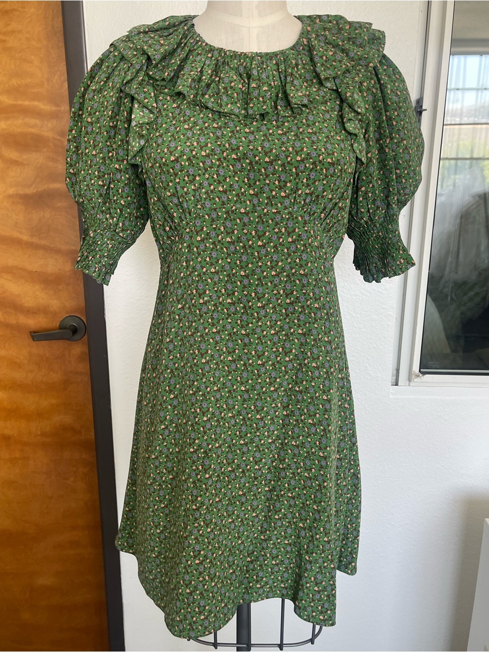 DOEN GREEN FLORAL RUFFLE NECK MINI DRESS